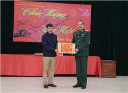 Trung tướng Dương Đình Thông chúc tết thương, bệnh binh tại huyện Lạng Giang, Bắc Giang
